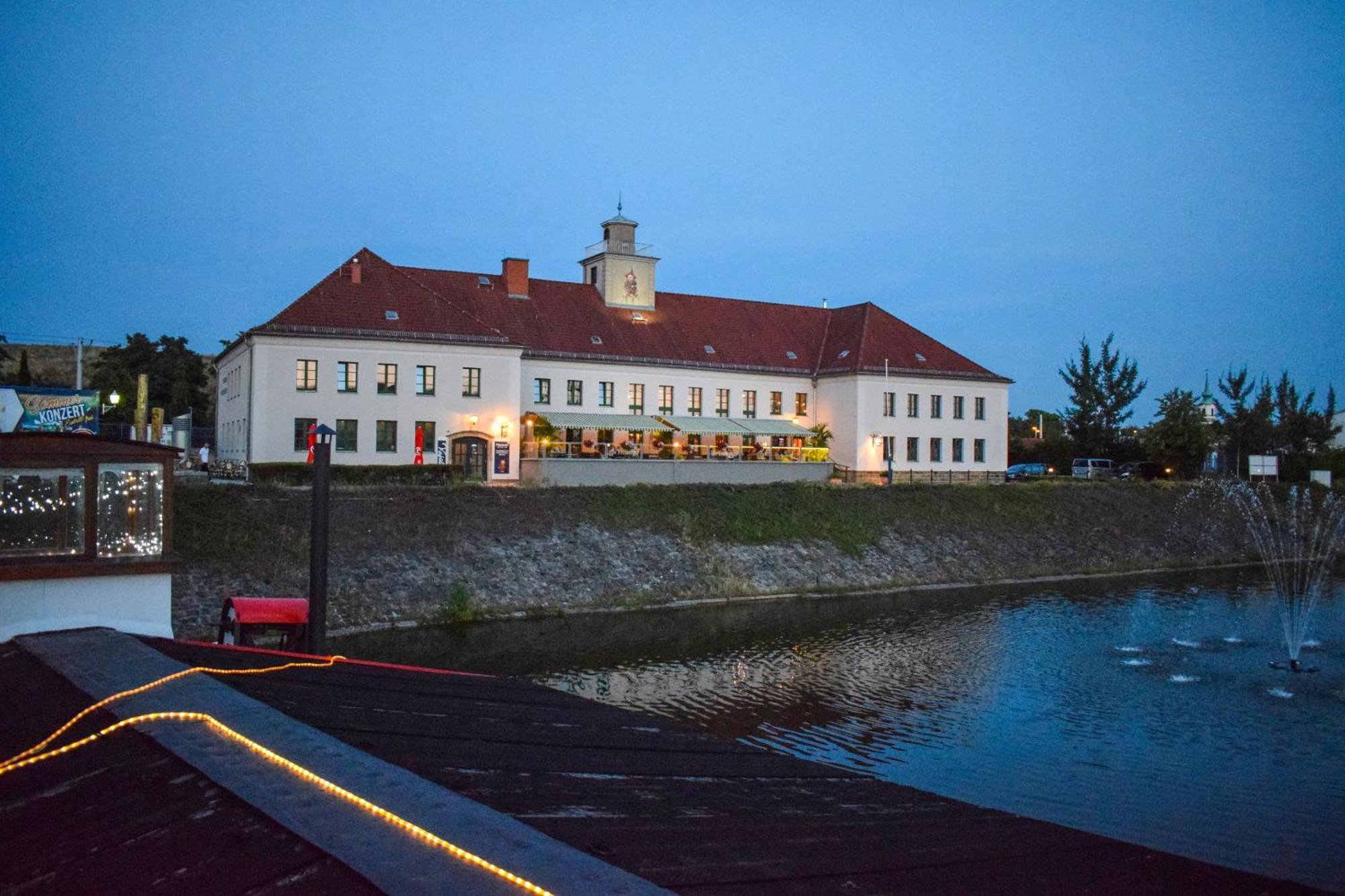 Restaurant Und Pension Alberthafen Dresda Exterior foto